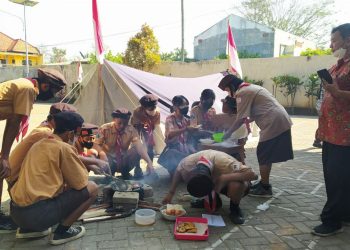 SMP 4 YPK Malang berkemah dan memasak