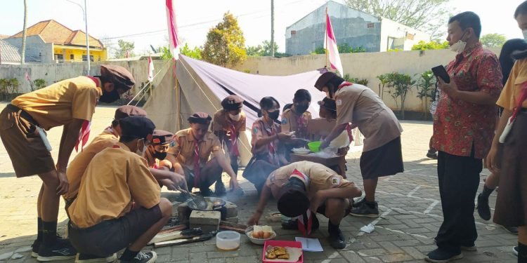 SMP 4 YPK Malang berkemah dan memasak