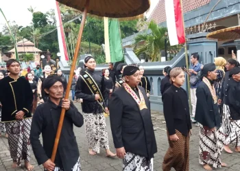 Rombongan keluarga dan masyarakat menuju pesarean Eyang Jugo di lereng gunung kawi
