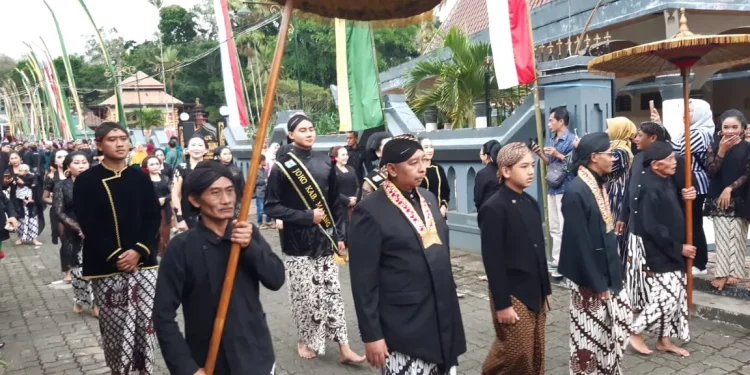 Rombongan keluarga dan masyarakat menuju pesarean Eyang Jugo di lereng gunung kawi