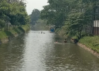 mandi di sungai