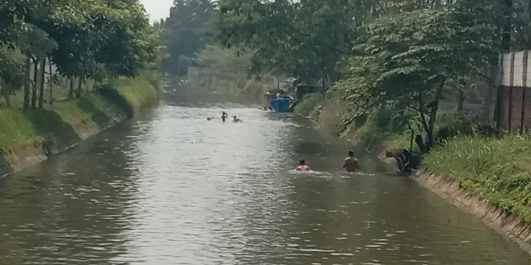 mandi di sungai