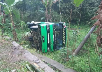 Bus terguling bawa siswa Mtsn