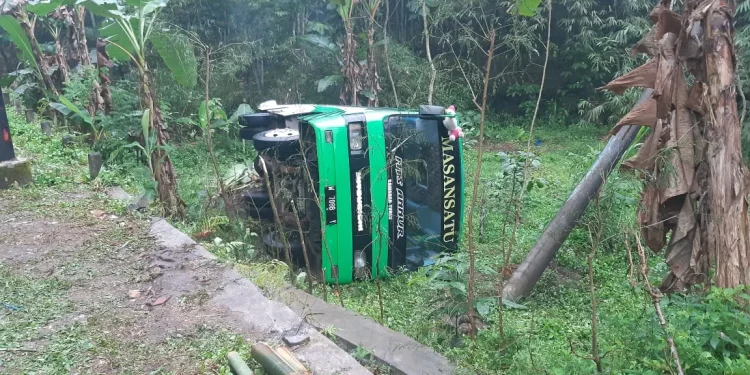 Bus terguling bawa siswa Mtsn