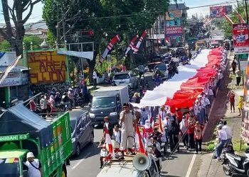 Bendera merah putih diarak