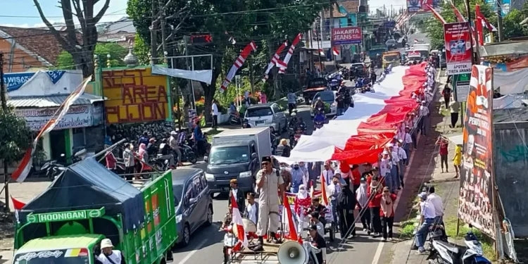 Bendera merah putih diarak