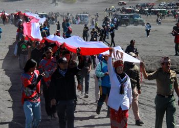 bendera merah putih sepanjang 2022 di gunung Bromo