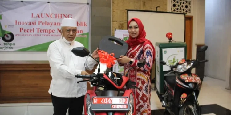 bupati malang beri hadiah pada kepala desa