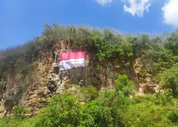 atlet panjang tebing malang kibarkan bendera