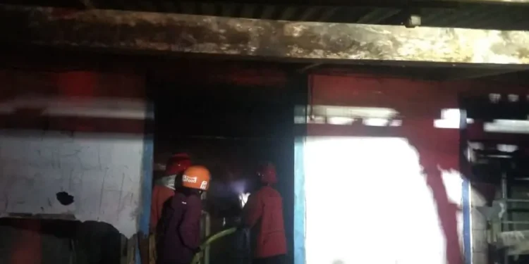rumah terbakar