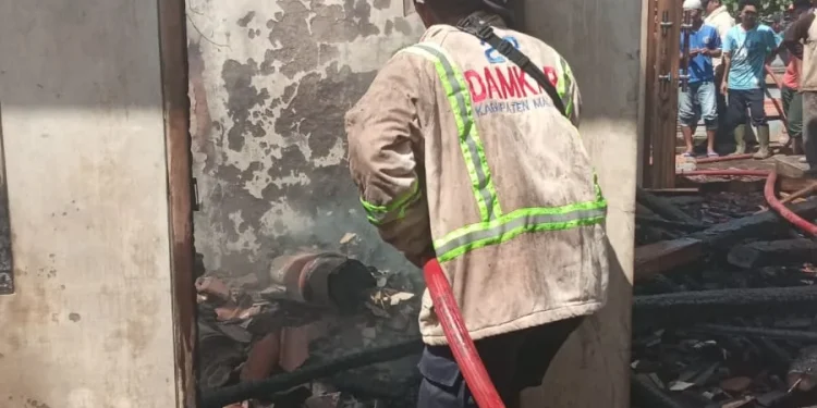 RUMAH Ludes terbakar