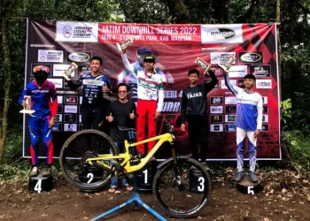 Atlet Downhill kota batu