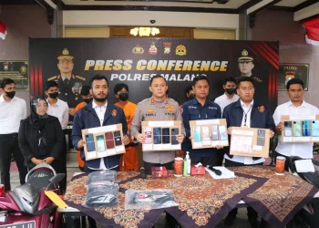 Barang bukti para tersangka copet di Stadion Kanjuruhan