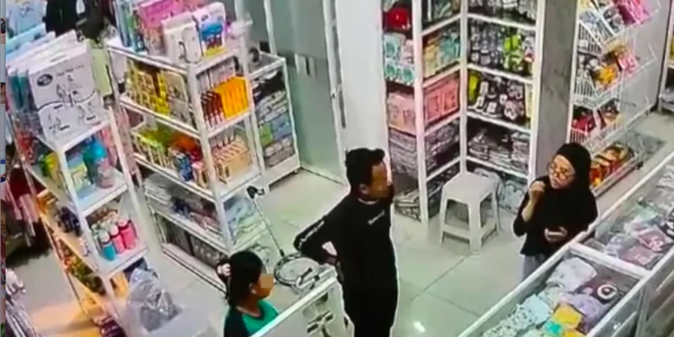 pencuri tertangkap kamera cctv