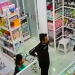 pencuri tertangkap kamera cctv