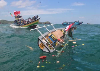Foto: Syukuran Nelayan dan Petik Laut Pantai Sendang Biru Kabupaten Malang