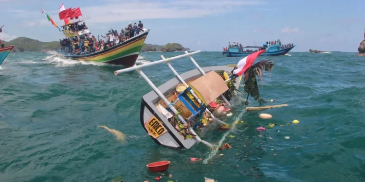 Pelarungan sesaji yang ditata di atas sekoci. Foto: Rubianto. Foto/Rubianto