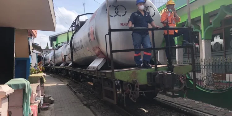 Jarak bangunan dan jalur kereta api di Kota Malang yang tampak terlalu dekat.