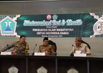 Dari kiri : Kapolresta Malang Kota, Kombespol Budi Hermanto; Wali Kota Malang Sutiaji; dan Kanit 1 Subdit Kontraideologi Direktorat Pencegahan Densus 88 AKBP Moh Dofir.