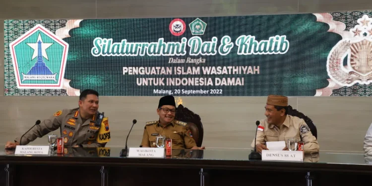 Dari kiri : Kapolresta Malang Kota, Kombespol Budi Hermanto; Wali Kota Malang Sutiaji; dan Kanit 1 Subdit Kontraideologi Direktorat Pencegahan Densus 88 AKBP Moh Dofir.