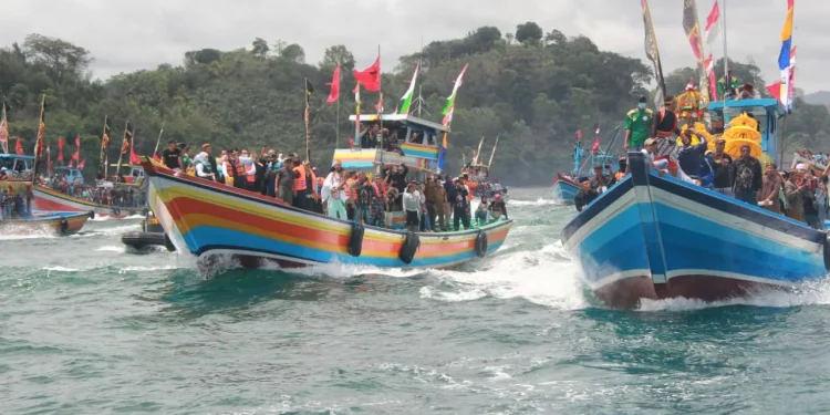Petik Laut,Pantai Sendangbiru,Kabupaten Malang - Foto: Syukuran Nelayan dan Petik Laut Pantai Sendang Biru Kabupaten Malang