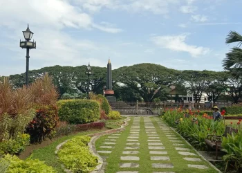 Alun-alun Tugu Kota Malang.