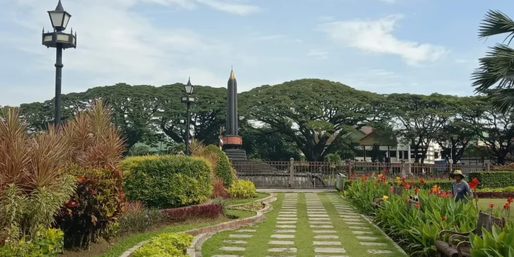 Alun-alun Tugu Kota Malang.