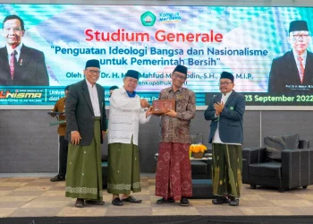 Menko Polhukam (dua dari kanan) menerima cindera mata dari Unisma.