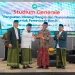 Menko Polhukam (dua dari kanan) menerima cindera mata dari Unisma.
