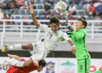 Pemain Timnas Timor Leste berduel dengan pemain Timnas Hongkong pada pertandingan Kualifikasi AFC U-20 Uzbekistan 2023.