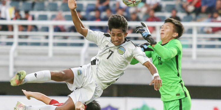 Pemain Timnas Timor Leste berduel dengan pemain Timnas Hongkong pada pertandingan Kualifikasi AFC U-20 Uzbekistan 2023.