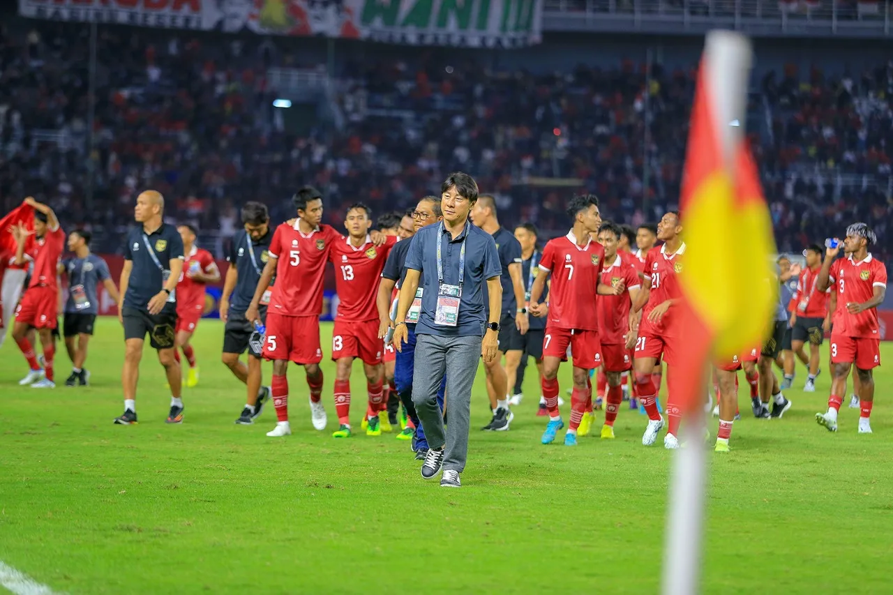 Official dan para pemain Timnas Indonesia ketika mengucapkan terimakasih pada para pendukung yang hadir dalam laga lanjutan Asian Cup U-20 Qualifiers di Stadion Gelora Bung Tomo, Surabaya, Minggu (18/9/2022).