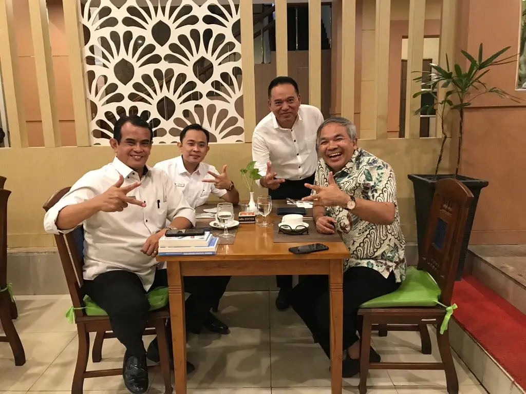 Dr Aqua Dwipayana (paling kanan) saat sarapan bersama General Manager Hotel Grand Inna Tunjungan Surabaya Suci Waluya (paling kiri), Senior Sales Manager I Made Sukadana (dua dari kanan), dan Human Capital Coordinator Dony Ismawan (dua dari kiri). 