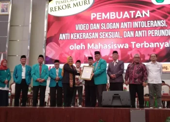 Foto bersama usai penerimaan piagam Rekor MURI.
