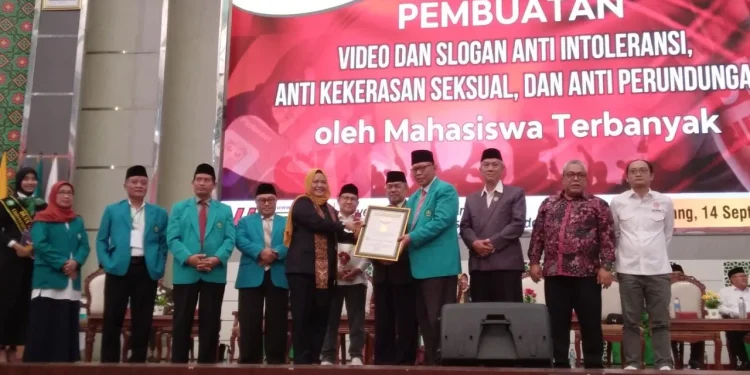 Foto bersama usai penerimaan piagam Rekor MURI.