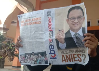 Tabloid 12 halaman berisi soal tulisan positif tokoh Gubernur DKI Jakarta, Anies Baswedan yang dibagikan ke jamaah usai sholat Jumat di masjid Kota Malang.