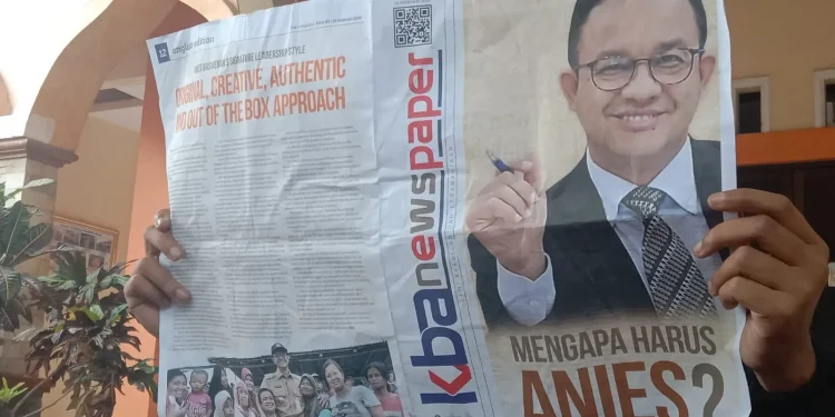Tabloid 12 halaman berisi soal tulisan positif tokoh Gubernur DKI Jakarta, Anies Baswedan yang dibagikan ke jamaah usai sholat Jumat di masjid Kota Malang.