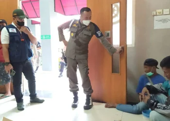 Aparat Satpol PP Kota Batu bersama Dinas Sosial saat merazia puluhan gepeng di Kota Batu.