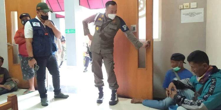 Aparat Satpol PP Kota Batu bersama Dinas Sosial saat merazia puluhan gepeng di Kota Batu.