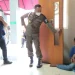 Aparat Satpol PP Kota Batu bersama Dinas Sosial saat merazia puluhan gepeng di Kota Batu.