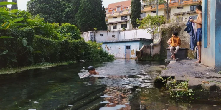 Sungai jernih yang mengalir di Desa Bulukerto yang bersumber dari salah satu sumber mata air bernama Sumber Gemulo.