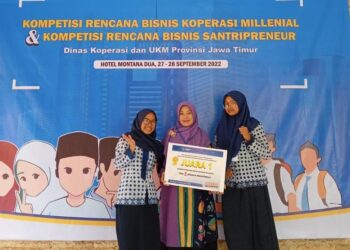 Siswa Kompetisi Rencana Bisnis Koperasi Millenial dan Kompetisi Rencana Bisnis Santripeneur oleh Dinas Koperasi dan UKM Provinsi Jawa Timur.
