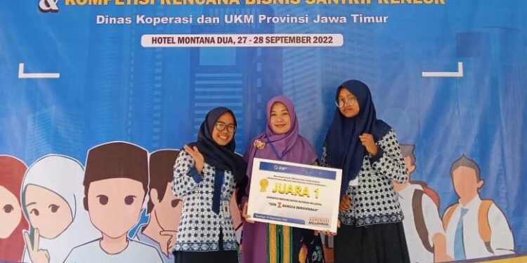 Siswa Kompetisi Rencana Bisnis Koperasi Millenial dan Kompetisi Rencana Bisnis Santripeneur oleh Dinas Koperasi dan UKM Provinsi Jawa Timur.