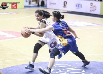 Tim basket puteri Smarihasta (putih) saat bertanding melawan tim puteri SMA ST. Paulus Jember.