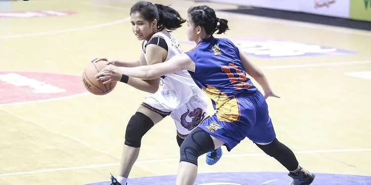 Tim basket puteri Smarihasta (putih) saat bertanding melawan tim puteri SMA ST. Paulus Jember.
