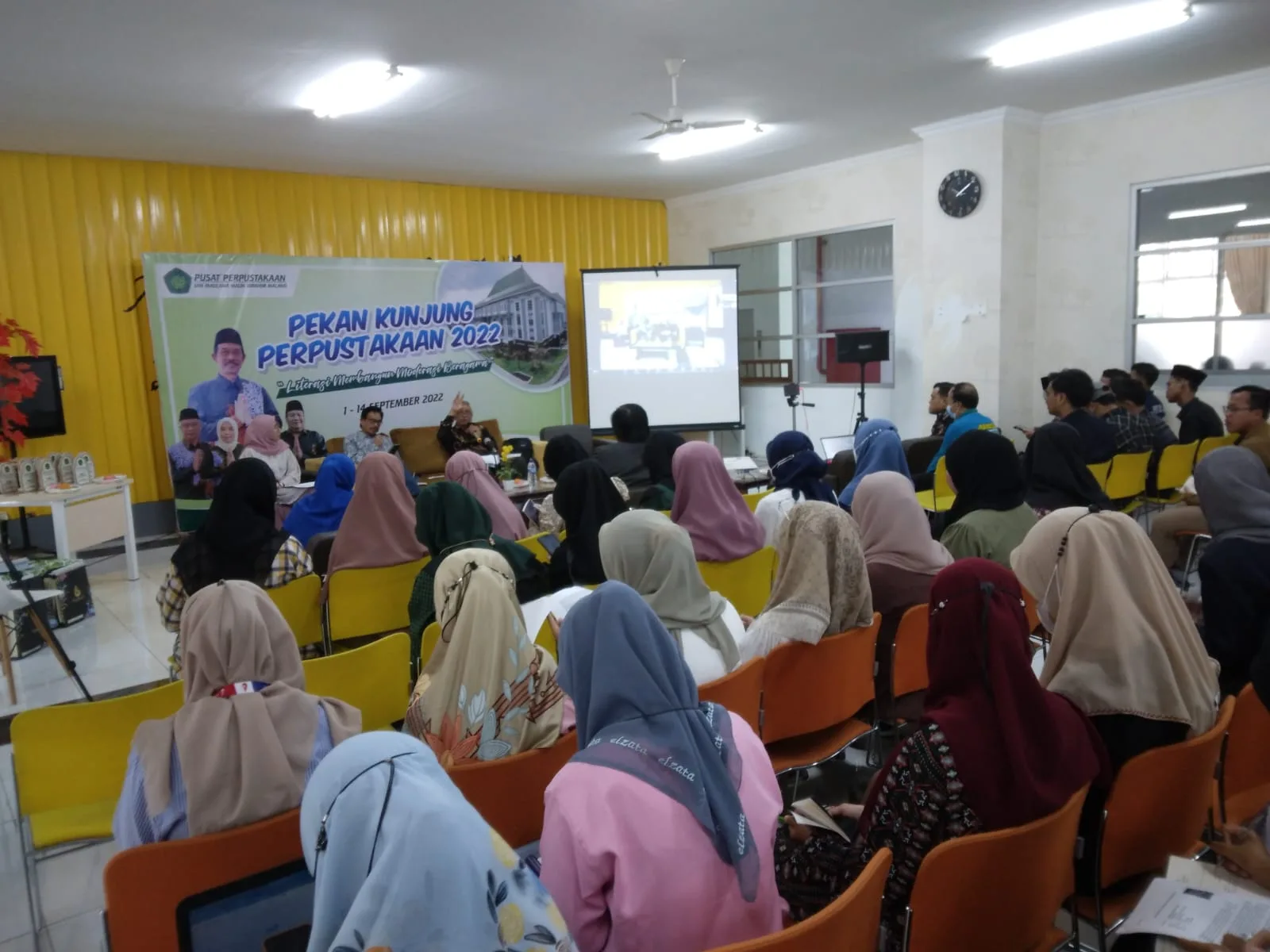 Suasana bedah buku Pekan Kunjung Perpustakaan 2022.