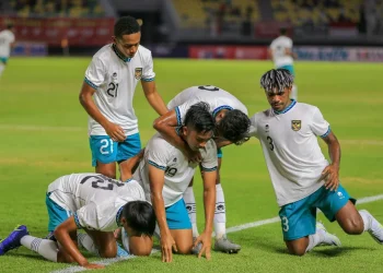 Sujud Syukur para pemain Timnas Indonesia yang berhasil mencetak gol pertama Oleh Rabbani Tasnim Siddiq dalam laga FC Asian Cup U-20 Qualifiers di Stadion Gelora Bung Tomo, Surabaya, Jum’at (16/9/2022).