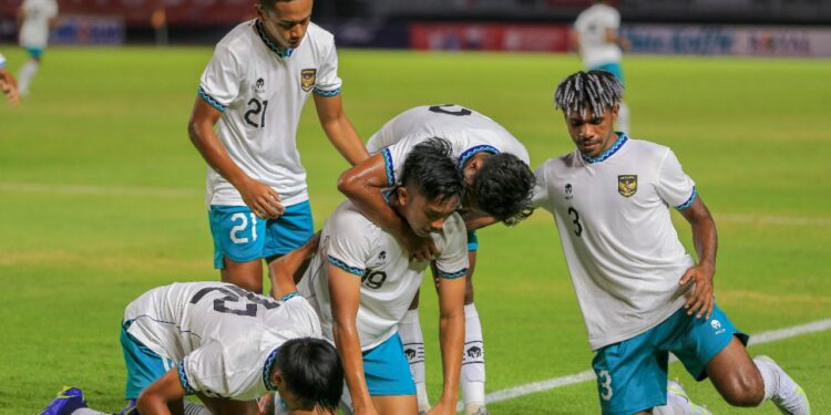 Sujud Syukur para pemain Timnas Indonesia yang berhasil mencetak gol pertama Oleh Rabbani Tasnim Siddiq dalam laga FC Asian Cup U-20 Qualifiers di Stadion Gelora Bung Tomo, Surabaya, Jum’at (16/9/2022).