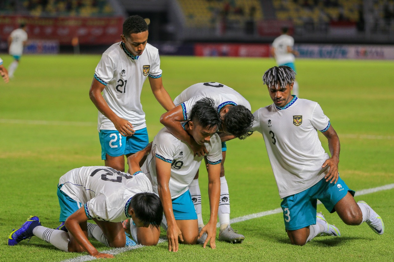 Sujud Syukur para pemain Timnas Indonesia yang berhasil mencetak gol pertama Oleh Rabbani Tasnim Siddiq dalam laga FC Asian Cup U-20 Qualifiers di Stadion Gelora Bung Tomo, Surabaya, Jum’at (16/9/2022).