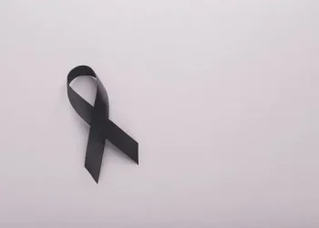 Ilustrasi pita hitam sebagai simbol berkabung di bulan September Hitam.